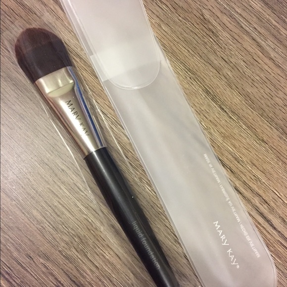 Brand New Mary Kay Cream Eye Color/Concealer Brush - Picture 1 of 2